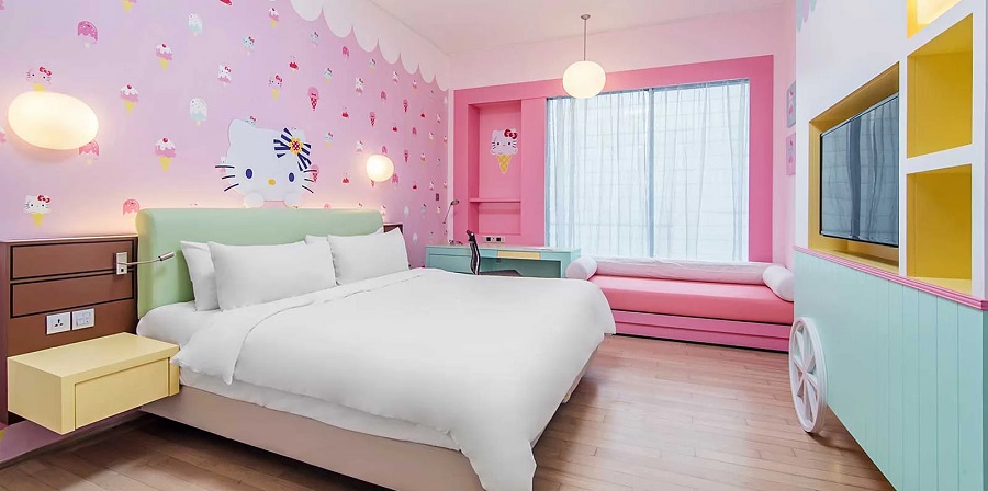Phòng ngủ Hello Kitty phối nhiều màu sắc